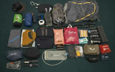 Sprzęt turystyczny: plecak, śpiwór, odzież, kijki, apteczka, termos, nóż, zegarek. Czy to wszystko, co potrzebne na wyprawę? Deuter to marka, która oferuje wiele z tych rzeczy.