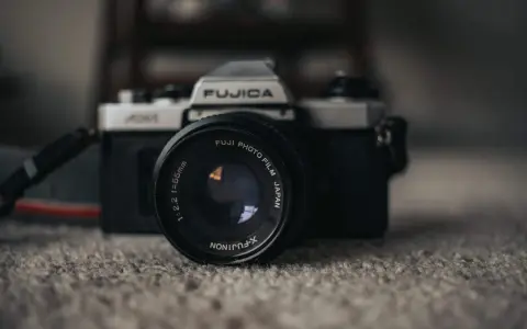 Klasyczny aparat Fujica ADM, świadectwo historii aparatu fotograficznego, z obiektywem X-Fujinon.