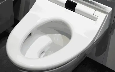 Nowoczesna, biała deska sedesowa. Dowiedz się, jak zmierzyć deskę sedesową, by idealnie pasowała.