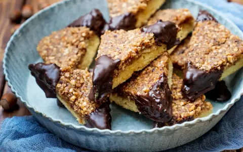 Dreieckige Nussecken mit Schokoladenspitze, ein köstliches Rezept für süße Leckereien.