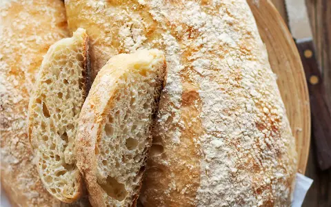 Pane fatto in casa con farina 00, croccante fuori e morbido dentro, con una mollica alveolata perfetta per accompagnare ogni pasto.