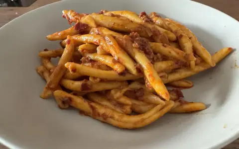Makaron maccheroni al ferretto z sosem pomidorowym i kawałkami mięsa. Idealny na szybki obiad.
