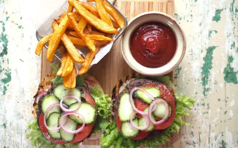 Ile kalorii ma burger wołowy z frytkami? Zaskakujące wartości!