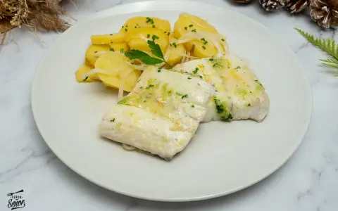 Deliciosa merluza al horno con patatas y cebolla, un plato principal perfecto para disfrutar de una comida casera.