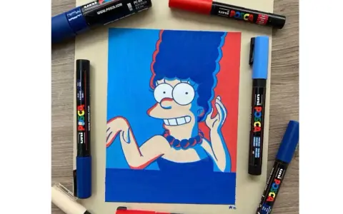 Un dessin de Marge Simpson réalisé avec des feutres Posca, entouré de plusieurs marqueurs Posca de différentes couleurs.