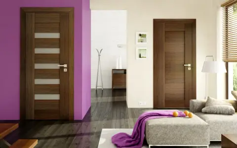 Eleganckie drzwi przylgowe z drewnianym fornirem i wstawkami ze szkła, obok nich proste drzwi przylgowe.