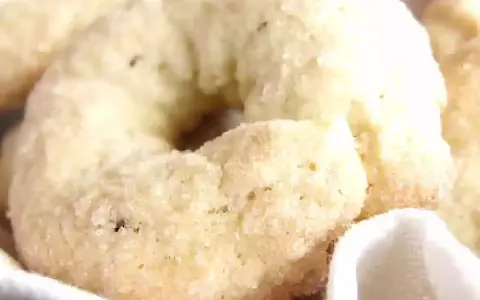 Ciambelline al vino dorate e zuccherose, perfette per accompagnare un caffè o un tè.
