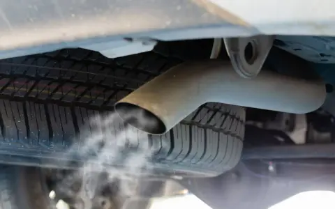 Dlaczego diesel kopci na biało? Poznaj przyczyny i rozwiązania