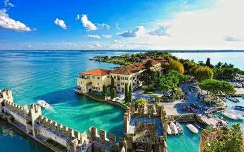 Sirmione, uno dei **laghi di Garda posti più belli**, con il suo castello medievale e le acque cristalline.