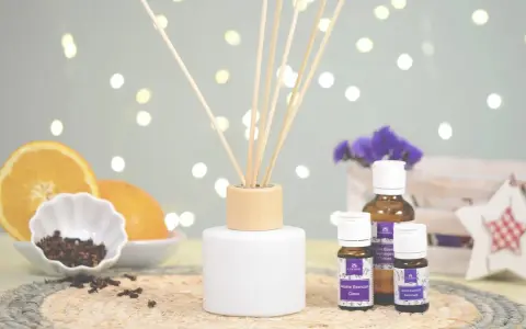 Un mikado casero duradero con aceites esenciales de clavo y naranja. Aromas naturales para tu hogar.