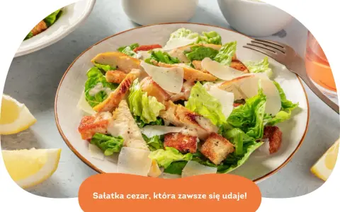 Klasyczna sałatka cezar z grillowanym kurczakiem, chrupiącymi grzankami i parmezanem. Idealna na lekki posiłek.