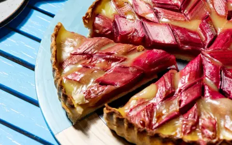Tarte aux fruits rouges et crème pâtissière, une délicieuse rhubarbe recette.
