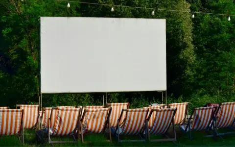 Leere Liegestühle warten auf Besucher vor einer Leinwand im **Open Air Kino Ruhrgebiet**.