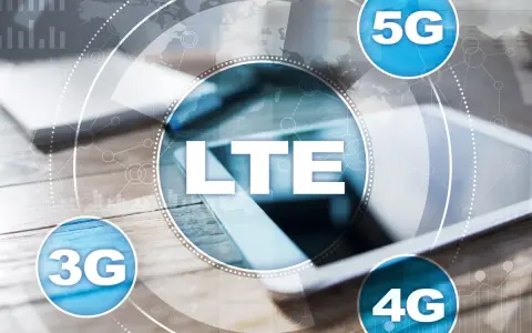 Ewolucja sieci: od 3G, przez 4G, po 5G. Widoczne ikony technologii mobilnych na tle nowoczesnego sprzętu.