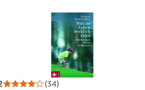 Ein Junge am Wasser, der mit Kindern Werte entdecken möchte, um ihnen eine Freude zu machen.