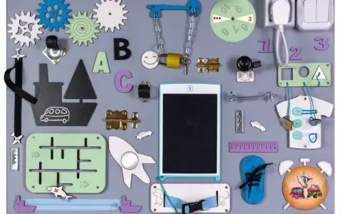 Tablica sensoryczna Montessori: Rozwój, DIY i bezpieczny zakup