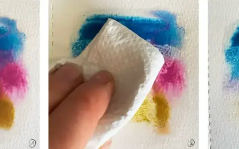 Triptyque montrant une technique d'aquarelle pour débutant : application de couleurs vives, tamponnage avec un tissu, et résultat final. Débutant dessin aquarelle facile.