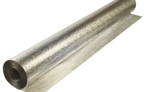 Gruba folia aluminiowa budowlana, błyszcząca, zwinięta w rolkę, gotowa do izolacji.