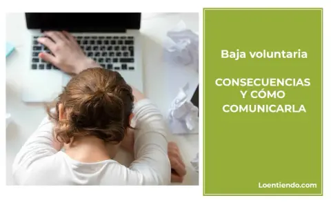 Persona agotada sobre un portátil. El texto indica "Baja voluntaria: consecuencias y cómo comunicarla".
