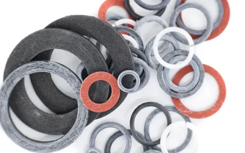 Gros plan sur un assortiment de joints toriques plats de différentes tailles et couleurs (noir, gris, blanc, rouge), prêts à sceller.