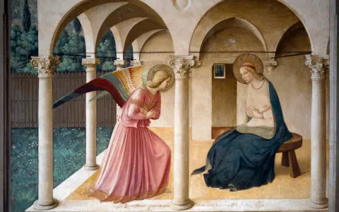 Annonciation au couvent San Marco de Florence. L'ange Gabriel, aux ailes colorées, s'incline devant la Vierge Marie, assise.