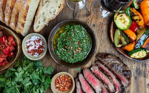 En saftig biff med grillade grönsaker, färskt bröd och en härlig chimichurri. Perfekt för en sommarkväll!