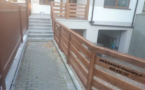 Nowa balustrada z desek poziomych prowadzi do schodów. Solidne i estetyczne rozwiązanie.