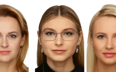 Trzy kobiety w zbliżeniu. Zastanawiasz się, jak się ubrać do zdjęcia do dowodu? Postaw na klasykę i stonowane kolory.