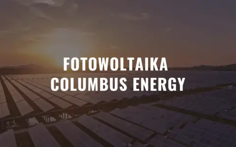 Ogromne pole paneli fotowoltaicznych o zachodzie słońca. Napis: Fotowoltaika Columbus Energy.