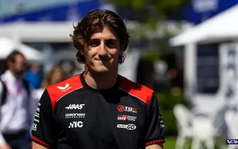 Jack Doohan sonríe con su camiseta negra y roja del equipo Haas F1.
