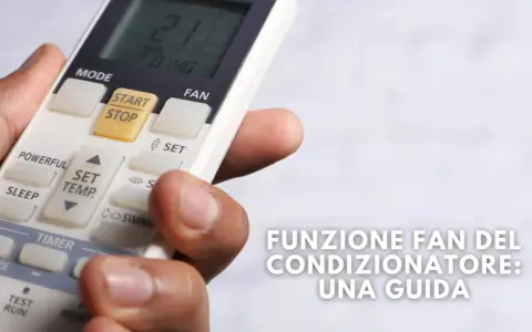 Mano che tiene un telecomando per il condizionatore, con il tasto "FAN" visibile. Guida alla funzione fan del condizionatore.