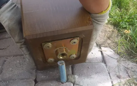 Solidny fundament pod słupy drewniane, z metalową płytą i śrubą, gotowy do montażu.