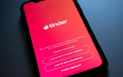 Ekran telefonu z aplikacją Tinder. Czas na nowe randki!