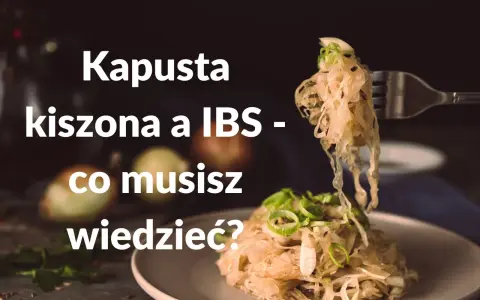 Kapusta kiszona a IBS – czy jest zdrowa? Widok na talerz z kiszoną kapustą i widelcem unoszącym porcję.