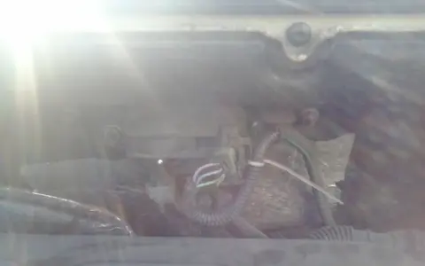 Silnik Peugeota z błędem DTC P1351. Widoczny przewód z kolorowymi żyłkami.