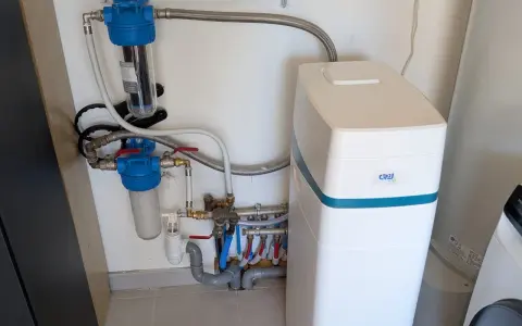 Système de filtration d'eau avec adoucisseur. Pour savoir comment choisir un adoucisseur d'eau, regardez cette installation.