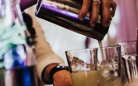 Ile kosztuje drink bar na wesele? Ceny, pakiety, jak nie przepłacić
