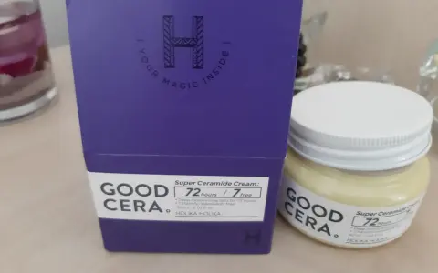 Krem Holika Holika Good Cera Super Ceramide Cream w fioletowym pudełku i słoiczku.