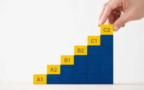 Schody postępu w nauce angielskiego: A1, A2, B1, B2, C1, C2. Jaki to poziom? A2 to podstawowy, ale już komunikatywny.