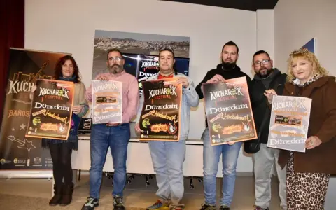Seis personas posan con carteles del festival Kucharok, un evento de vdb rock que promete mucho.