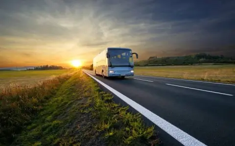 Czym się różni autobus od autokaru? Odkryj kluczowe różnice