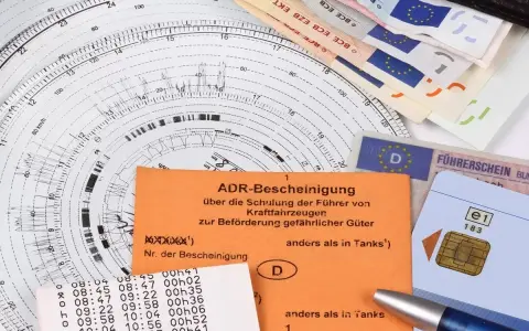 Karta kierowcy, tachograf, pieniądze i dokumenty ADR.