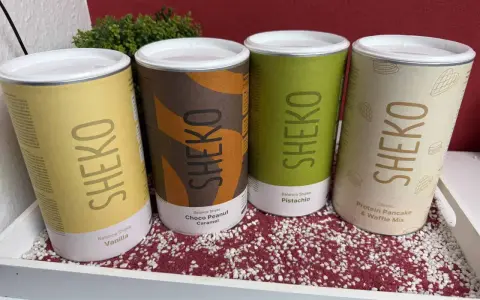 Vier Dosen SHEKO mit verschiedenen Geschmacksrichtungen: Vanille, Choco Peanut Caramel, Pistachio und Protein Pancake & Waffle Mix. Perfekt für einen schnellen Shake mit Wasser.