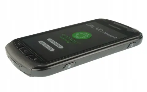 Wytrzymały smartfon Samsung Xcover 2 z ekranem, na którym widnieje logo Androida i informacja o certyfikacie IP67.