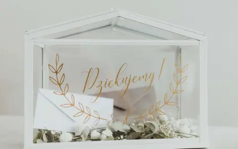 Eleganckie pudełko na koperty diy z napisem "Dziękujemy!" i złotymi gałązkami. Idealne na ślub lub inną uroczystość.