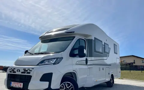 Nowy kamper Adria Matrix 670 SL gotowy na przygodę pod błękitnym niebem.