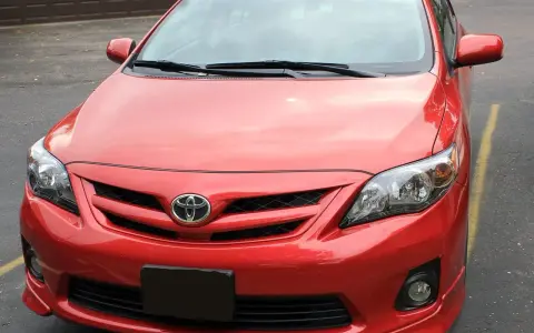 Czerwona Toyota Corolla, okazja! Szukasz aut za grosze od komornika? Ten model może być Twoim strzałem w dziesiątkę.