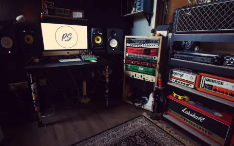Profesjonalne, **solid studio** z komputerem, monitorami studyjnymi, rackiem z efektami i wzmacniaczami gitarowymi.
