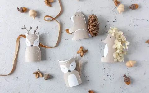 Basteln im Wald mit Kindern: Süße Waldtiere aus Papprollen, Zapfen und Naturmaterialien. Ein Reh, ein Eichhörnchen und ein Igel.