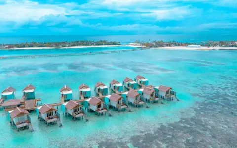 Rajskie domki na wodzie, marzenie o bora-bora loty. Turkusowa woda, białe plaże i palmy.